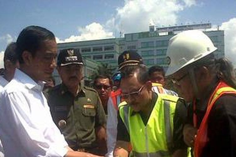 Gubernur DKI Jakarta Joko Widodo saat meninjau pembangunan dan proses pembebasan lahan akses tol Tanjung Priok, di Jampea, Jakarta Utara, Senin (11/3/2013).