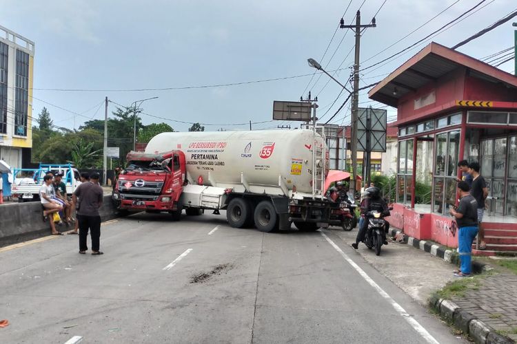 Truk pengangkut elpiji melintang di jalan Semarang-Solo setelah mengalami kecelakaan karena rem blong