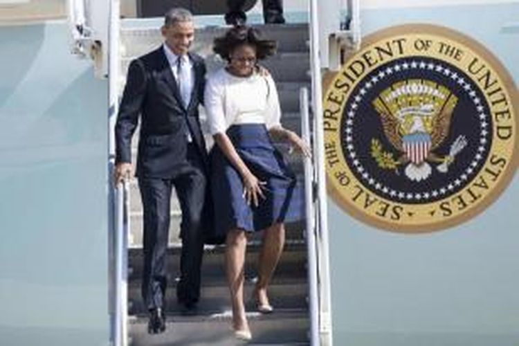 Presiden AS, Barack Obama, dan Ibu Negara, Michelle Obama, tiba di Austin-Bergstrom International Airport, 10 April 2014 di Austin, Texas. Obama berada di Austin untuk mengunjungi Perpustakaan Kepresidenan Lyndon B.