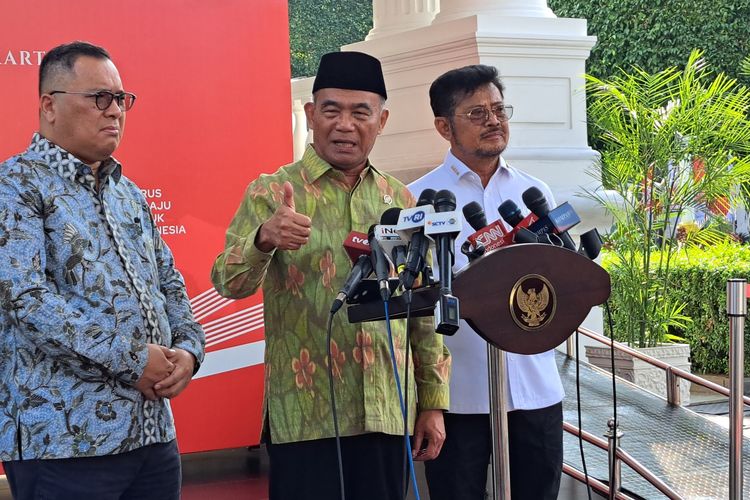 Menteri Koordinator Bidang Pembangunan Manusia dan Kebudayaan Muhadjir Effendy memberikan keterangan pers seusai rapat internal di Kompleks Istana Kepresidenan, Jakarta, Kamis (10/8/2023).