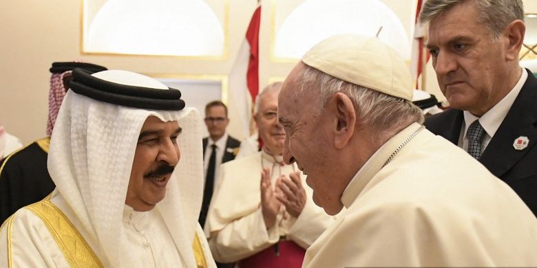 Paus Fransiskus bertemu dengan Raja Bahrain, Hamad bin Isa al-Khalifa, di Awali, Manama, Bahrain, 6 November 2022. 