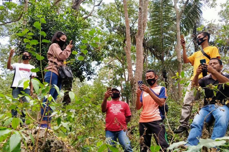 Panitia Pengawas Kecamatan (Panwascam) Reok Barat, Kabupaten Manggarai, Nusa Tenggara Timur (NTT) mengirim data di atas gunung dan bukit, Sabtu (15/8/2020).