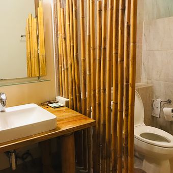 Ilustrasi kamar mandi - Penggunaan bambu sebagai pemisah ruangan antara area wastafel dan area toilet.