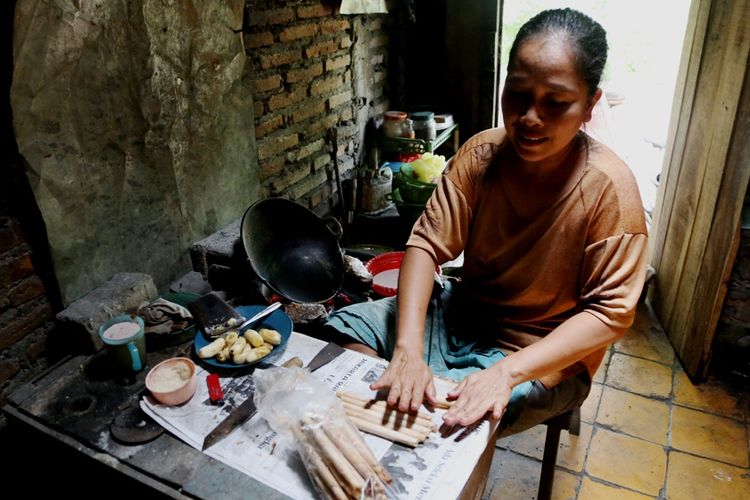 Potret pembuat ledre, makanan khas Bojonegoro yang banyak diproduksi di wilayah Padangan.