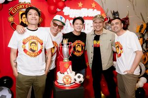 Gaya Desta di Ultah Ariel NOAH, Rela Pakai Kaos MU meski Dikenal Fans Liverpool