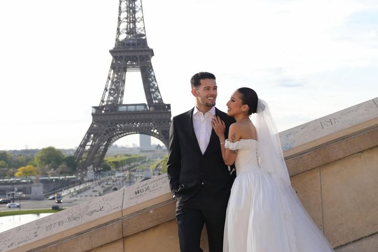 8 Gaya Prewedding Jennifer Coppen dan Justin Hubner di Paris, Elegan dan Klasik