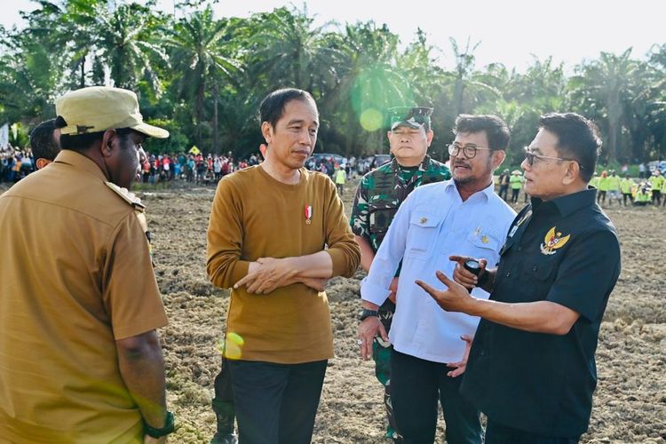 Presiden Joko Widodo (Jokowi) melaksanakan kick off program Food Estate 10.000 hektar (ha) di Distrik Manem, Kabupaten Kerom, Provinsi Papua.
