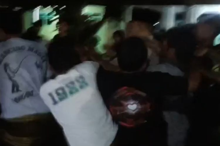 Tangkapan layar video maling motor diamuk warga Jember pada Senin (9/12/2024)