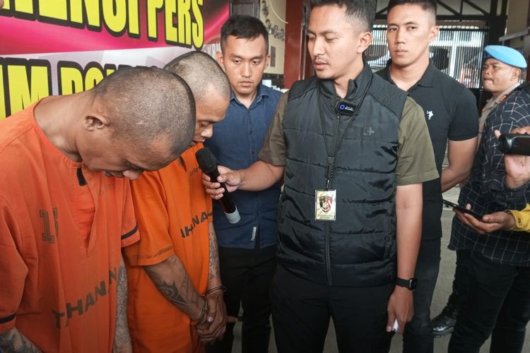 Dua orang pelaku penipuan dan penggelapan kendaraan roda dua berinisial V dan FS ditangkap polisi di Kota Cimahi, Jawa Barat, Rabu (12/7/2023). 