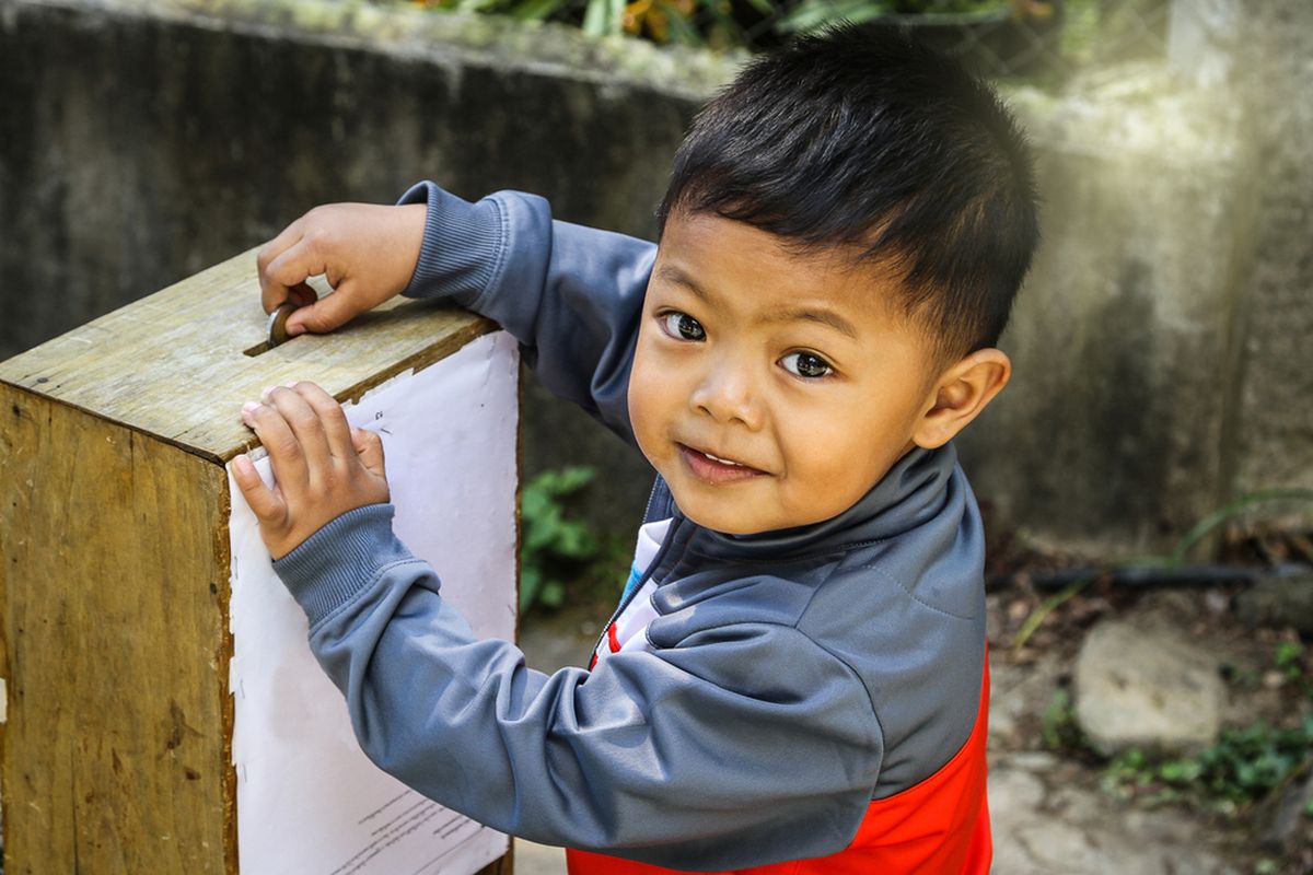 Ilustrasi anak memberi sumbangan