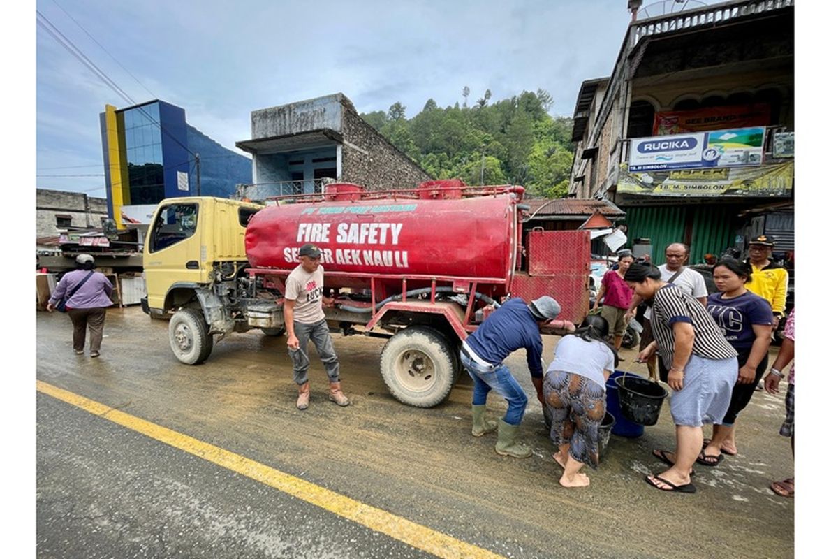 Unit truk yang diturunkan TPL untuk membantu warga korban banjir. 