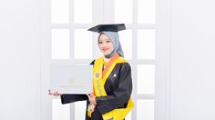 Inspiratif, Anak Tukang Ukir Sabet Gelar S2 FEB UGM