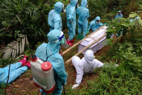 Video Viral Perjuangan Relawan Covid-19 di Bukit Menoreh, Gotong Peti Jenazah Lintasi Sungai, Naik Turun Bukit 