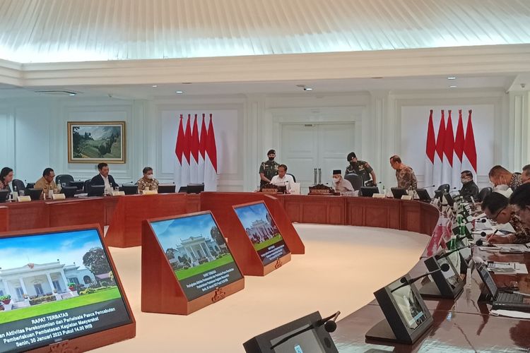 Presiden Joko Widodo saat memimpin rapat terbatas (ratas) di Kantor Presiden, Jakarta, Senin (30/1/2023).