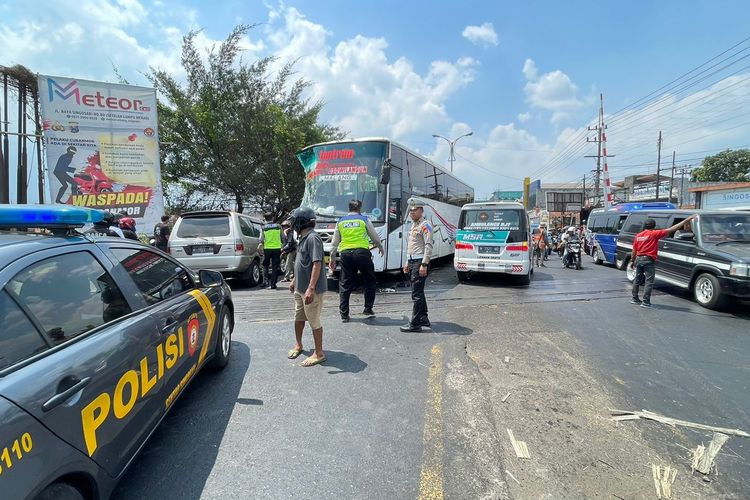 Anggota Satlantas Polres Malang saat lakukan evakuasi kecelakaan beruntun Bus Tentrem di Kecamatan Singosari, Kabupaten Malang, Rabu (13/9/2023).