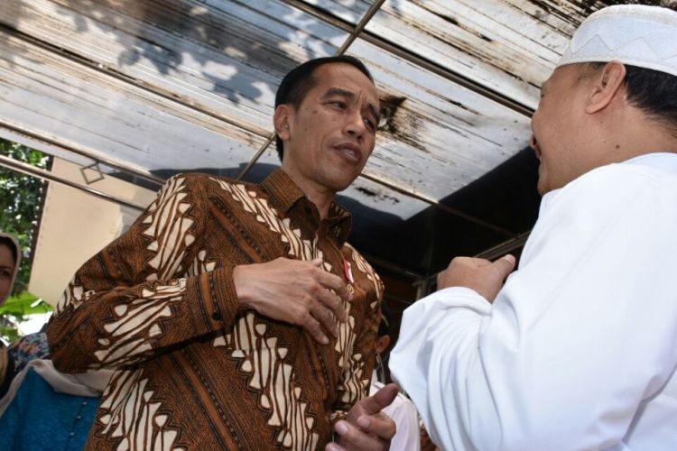 Presiden Joko Widodo saat berada di kediaman KH Hasyim Muzadi di Pondok Pesantren Al-Hikam, Kota Malang, Rabu (15/3/2017)