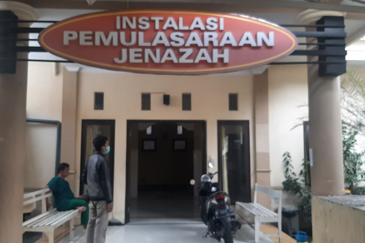 Suasana depan kamar mayat RSUD dr. Haryoto, tempat 6 jenazah korban semeru yang terlantar, Rabu (16/2/2022)
