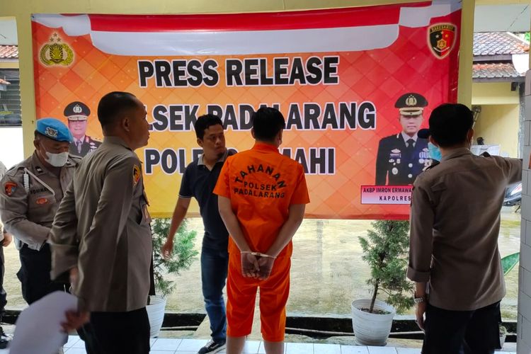 Pelaku penyiraman air keras terhadap istrinya sendiri di Bandung Barat ditangkap polisi, Senin (5/12/2022).