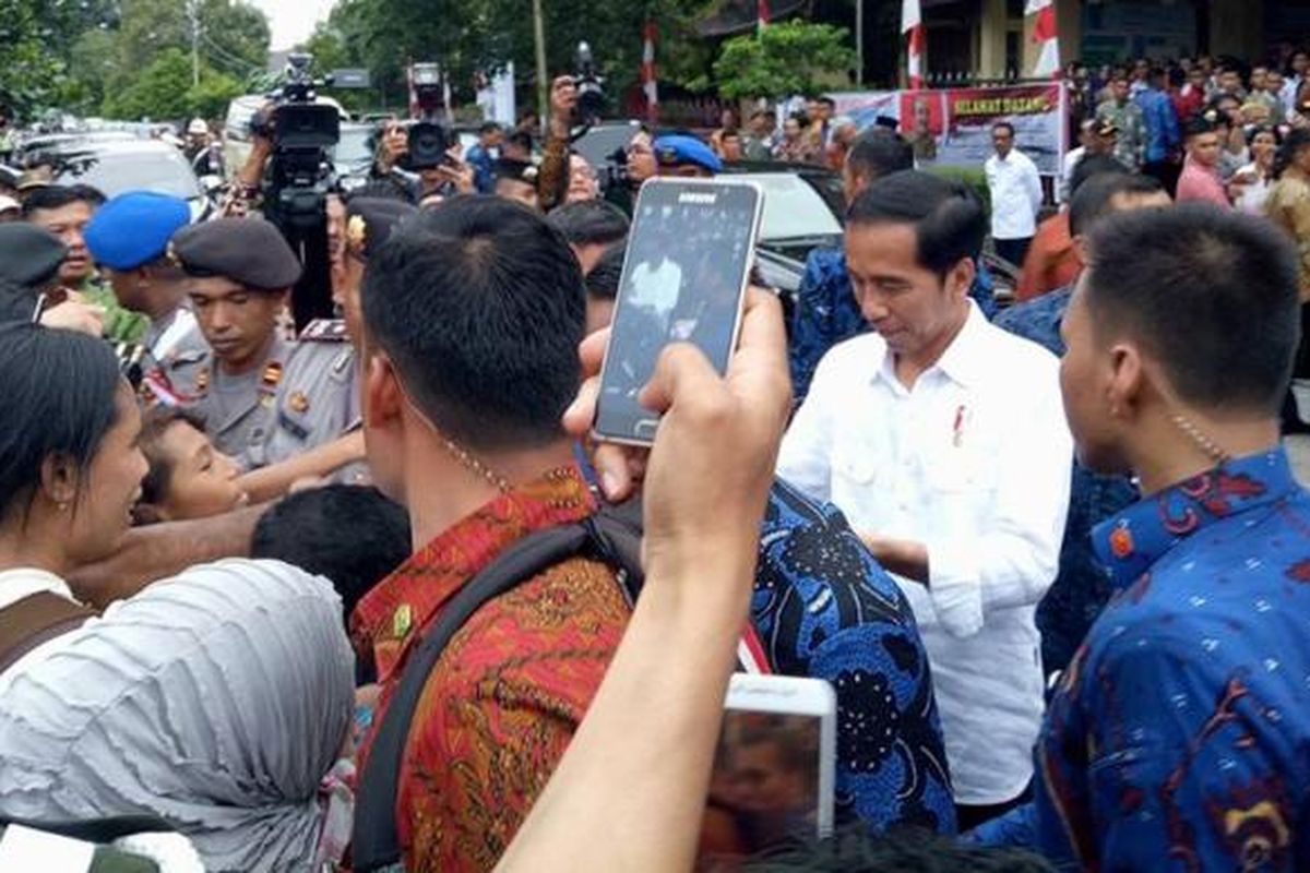 Presiden Joko Widodo menghampiri masyaralat yang menunggunya di depan SMP Negeri 2 Ambon usai memberikan kartu indonesia pintar (KIP) kepada ribuan siswa di sekolah tersebut, Rabu (8/2/2017)