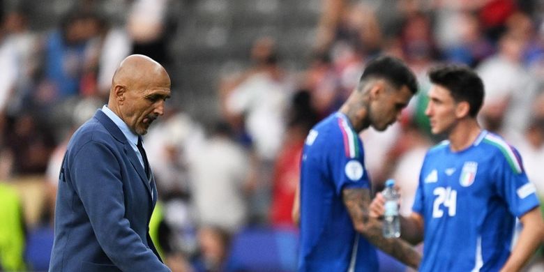 Luciano Spaletti menunjukkan ekspresi kecewa usai laga 16 besar Euro 2024 antara Swiss vs Italia di Olympiastadion, Berlin, Jerman, 29 Juni 2024. (Photo by Kirill KUDRYAVTSEV / AFP)