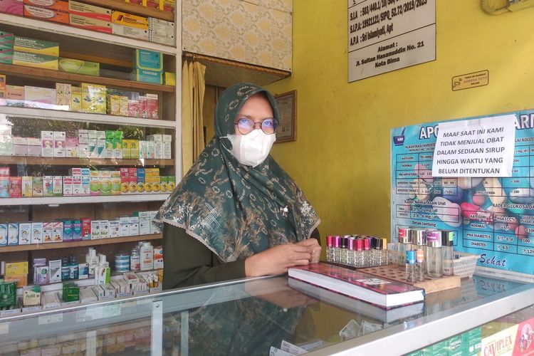Tampak pengusaha apotek di Kota Bima, Nusa Tenggara Barat (NTB), memasang pamflet berisi informasi tidak menjual obat dalam sediaan sirup, Rabu (26/10/2022).