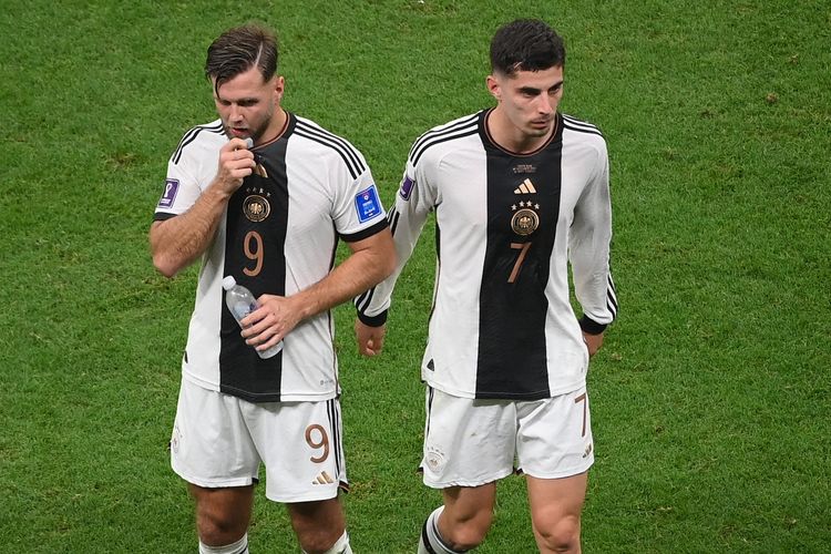 Penyerang Jerman Niclas Fuellkrug (kiri) dan gelandang Jerman Kai Havertz terlihat sedih setelah mereka gagal lolos dari Grup E Piala Dunia 2022 Qatar antara Kosta Rika vs Jerman di Stadion Al-Bayt di Al Khor, utara dari Doha pada Jumat 2 Desember 2022 dini hari WIB.