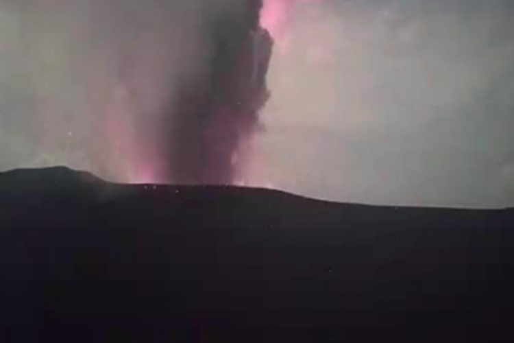 Erupsi Gunung Anak Krakatau pada jumat (17/6/2022)