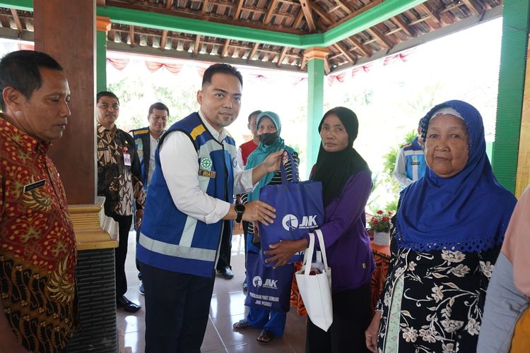 Direktur Utama JNK Arie Irianto menyerahkan 1.200 paket bantuan sembako secara símbolos di 14 kelurahan di sekitar Jalan Tol Ngawi-Kertosono-Kediri. program ini merupakan bagian dari kegiatan Tanggung Jawab Sosial dan Lingkungan (TJSL) 