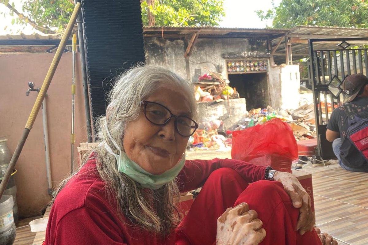 Sulih Warti (75), lansia yang hidup belasan tahun terakhir di sebuah rumah bertumpuk sampah di Kompleks Deperla Blok H.10, RT 007/RW 14, Tugu Utara, Koja, Jakarta Utara.