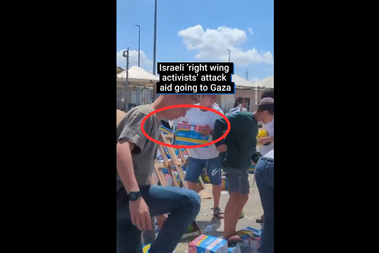Tangkapan layar video warga Israel merusak bantuan makanan untuk warga Gaza. Kardus makanan yang dirusak terdapat logo mi instan, Indomie.