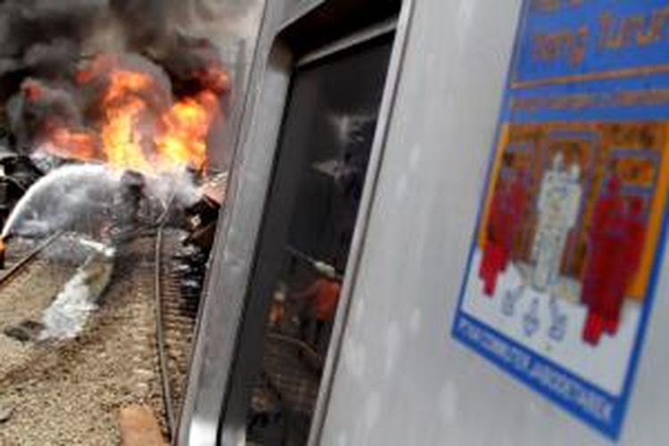 Suasana di lokasi tabrakan antara KRL jurusan Serpong-Tanah Abang dengan truk tangki pembawa bahan bakar di pelintasan Pondok Betung, Bintaro, Jakarta Selatan, Senin (9/12/2013).