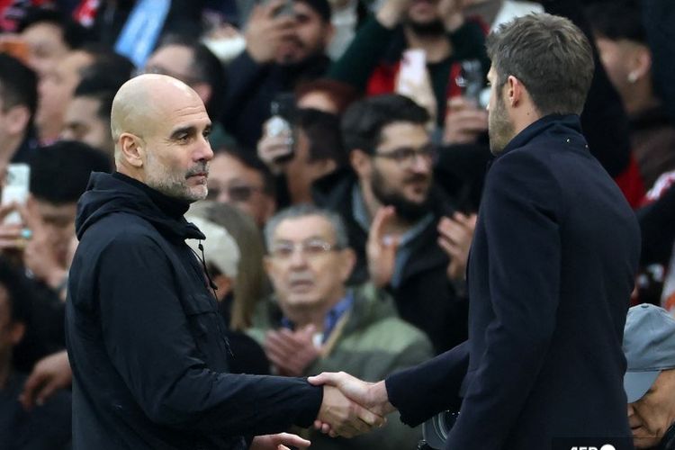 Pelatih Manchester City, Pep Guardiola, bersalaman dengan bos Man United, Michael Carrick. Manchester City harus menerima kekalahan 0-2 dari rival sekota Manchester United dalam derbi Manchester yang digelar Sabtu (17/1/2026).