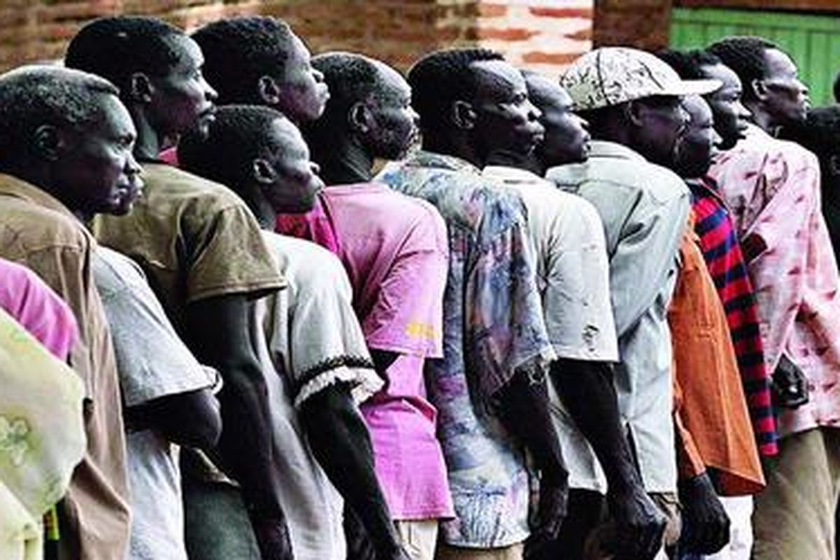Para lelaki Sudan berdiri mengantre untuk melakukan pemungutan suara di sebuah TPS di Juba, Selasa (13/4). Warga Sudan sejak dua hari ini menjalani pemilu multipartai pertama sejak 24 tahun.