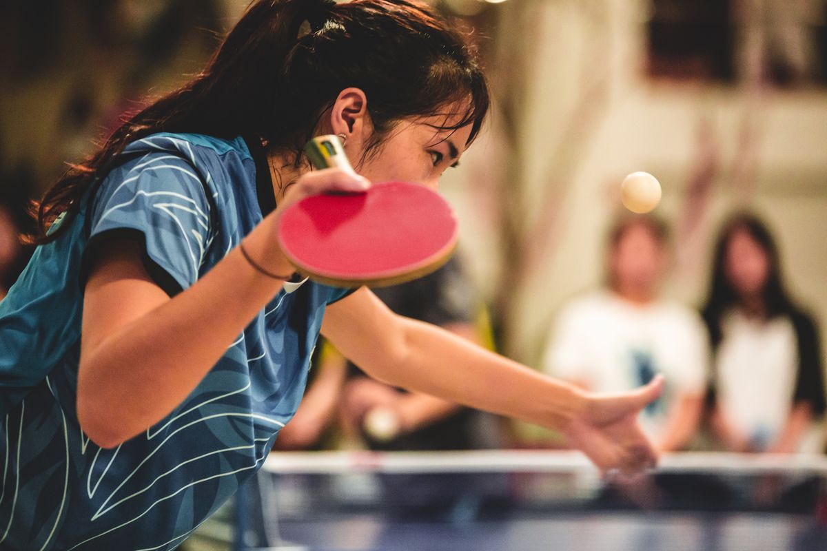 Ilustrasi gerakan servis dalam permainan tenis meja. Variasi pukulan backspin yang mempunyai sifat untuk bertahan adalah pengertian dari chop. Pada permainan tenis meja, pukulan chop disebut juga dengan istilah pukulan cut.