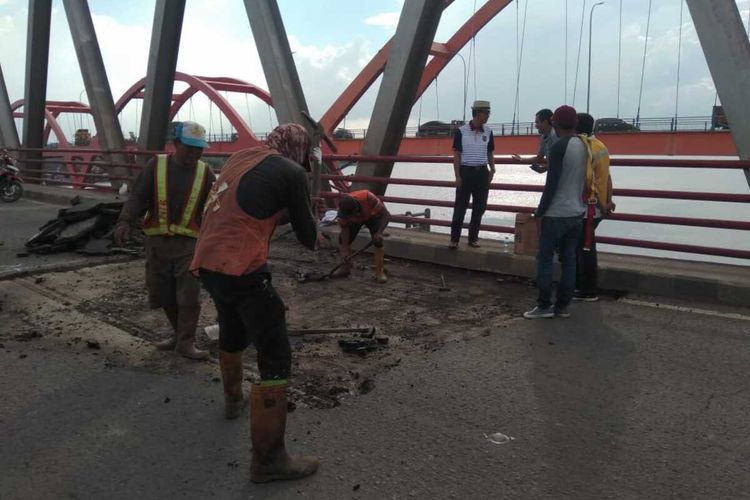 Proses perbaikan jembatan Musi II yang mengalami kerusakan akibat baut balok penyanggah atau stringer lepas karena termakan usia, Kamis (19/3/2020).