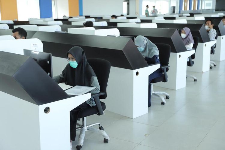 Pelaksanaan Ujian Tulis Berbasis Komputer (UTBK) di Universitas Gadjah Mada (UGM). UTBK di UGM ini dilaksanakan dalam dua gelombang. (Foto Dokumentasi Humas UGM)