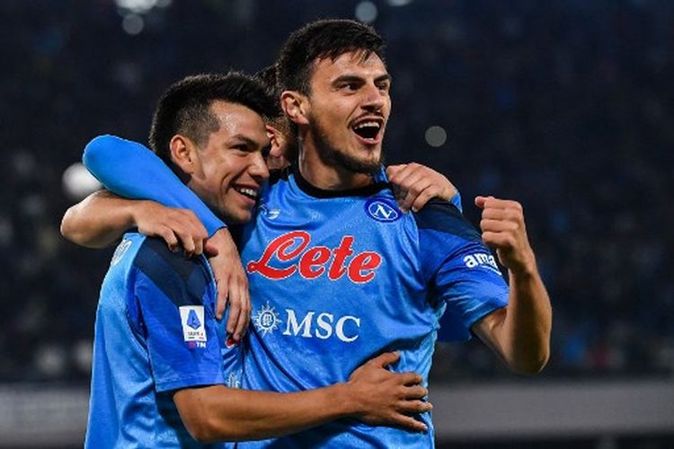 Penyerang Napoli, Hirving Lozano (kiri), melakukan selebrasi bersama rekan satu timnya setelah mencetak gol pada laga pekan ke-14 Liga Italia kontra Empoli, Rabu (9/11/2022) dini hari WIB. Kemenangan 2-0 atas Empoli membuat Napoli semakin kokoh di puncak klasemen Liga Italia.