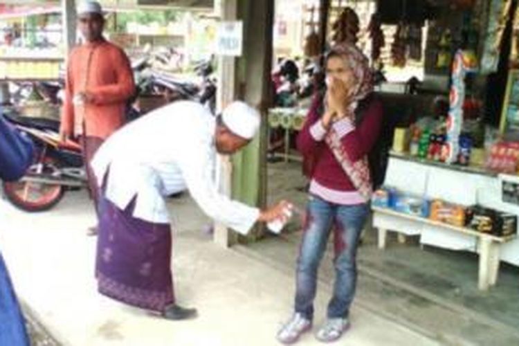 Foto-foto aksi penyemprotan cat di Aceh tersebar di jejaring sosial Facebook. 