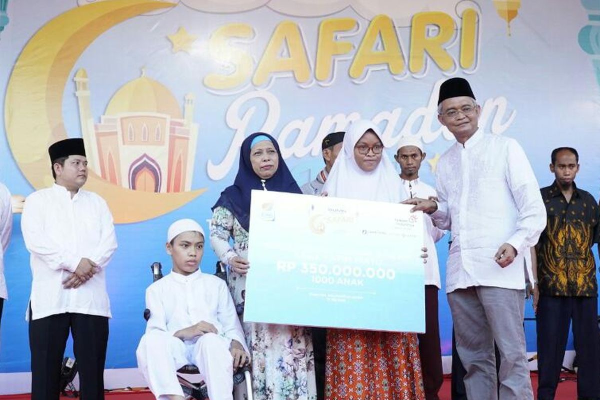 Direktur Network & IT Solution Telkom Zulhelfi Abidin (ketiga dari kanan) menyerahkan simbolis bantuan santunan anak yatim yang disaksikan oleh Kepala Bidang Kebijakan Tanggung Jawab Sosial Lingkungan Kementerian BUMN RI Eko Setiawan (kedua dari kiri) dan Asisten Bidang Ekonomi dan Pembangunan Pemerintah Provinsi Kalimantan Utara Syaiful Herman (paling kiri) saat acara Safari Ramadhan BUMN Hadir untuk Negeri di Tarakan, Jumat (17/5).