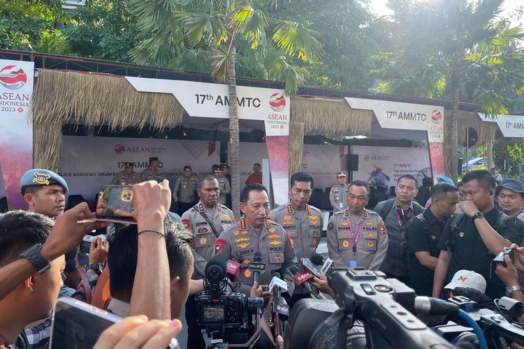 Foto : Kepala Kepolisian Negara Republik Indonesia (Kapolri) Jenderal Polisi Listyo Sigit Prabowo saat memberikan keterangan kepada wartawan di Labuan Bajo Sabtu (19/8/2023) sore. 
