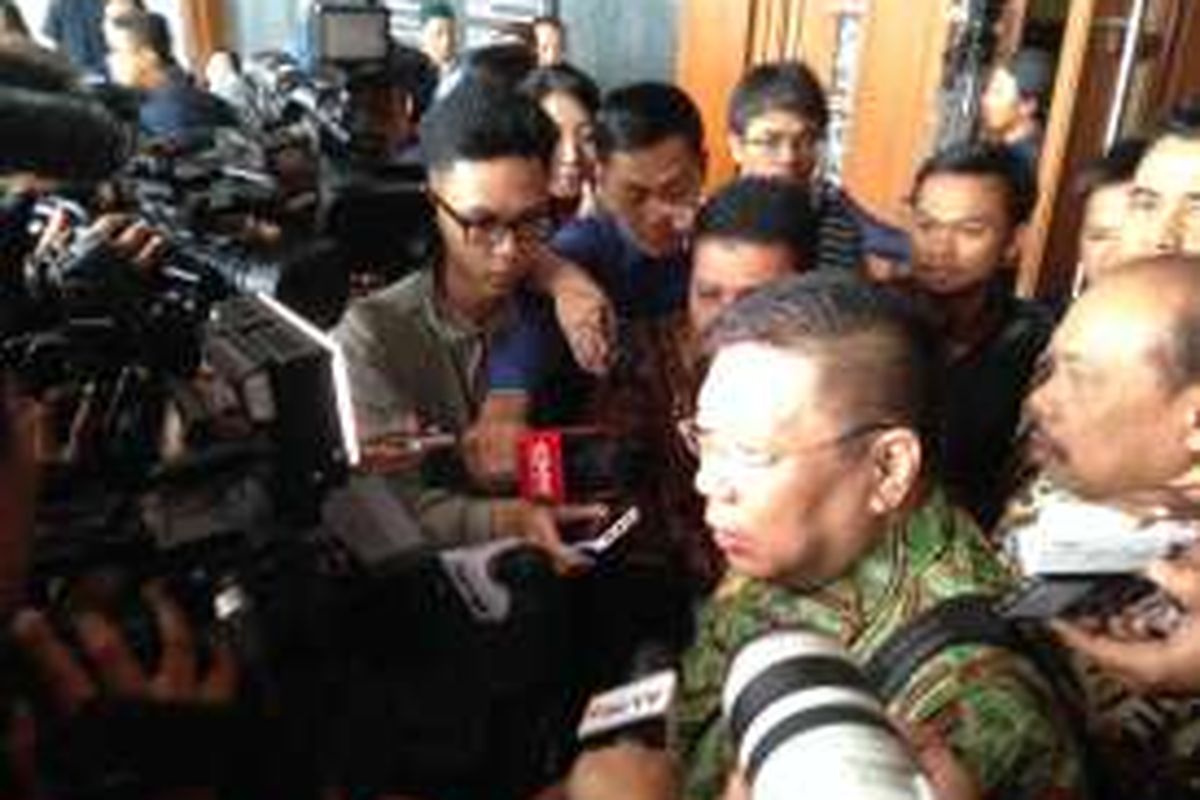 Kuasa hukum Jessica Kumala Wongso, Yudi Wibowo Sukinto (tengah, batik hijau), memberi keterangan usai sidang perdana praperadilan di Pengadilan Negeri Jakarta Pusat, Selasa (23/2/2016). 




