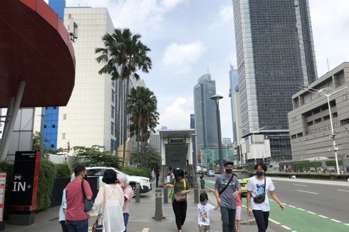 Warga Manfaatkan Lengangnya Pusat Jakarta untuk Jalan-jalan, Berfoto, hingga Menjajal MRT