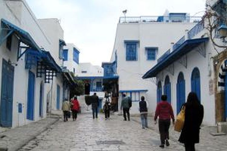 Salah satu sisi Sidi Bou Said, kota kawasan wisata di Tunisia yang bangunannya didominasi warna biru dan putih.