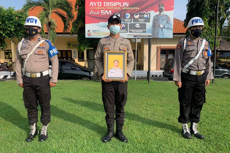 Upacara pemberhentian secara tidak hormat anggota polisi di Buleleng Bali, Rabu (5/1/2022). 