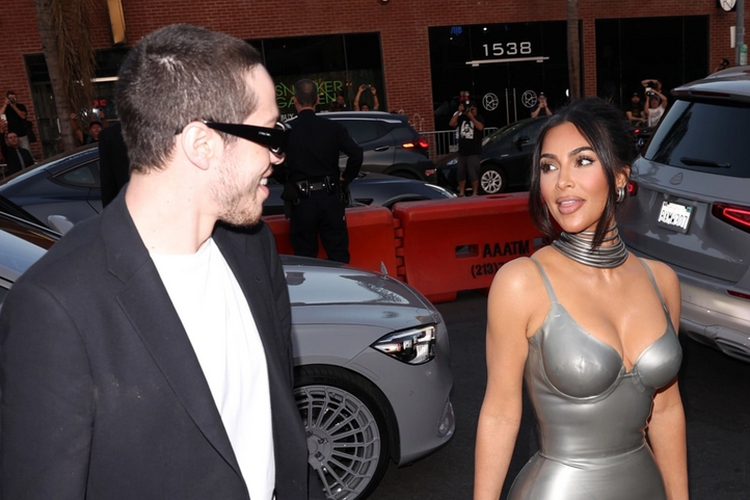 Kim Kardashian, Pete Davidson hadir bersama di premier The Kardashian di Los Angeles 