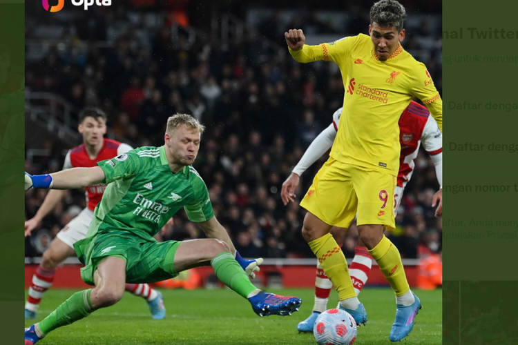 Penyerang Liverpool, Roberto Firmino, berusaha melewati hadangan kiper Arsenal dalam laga Premier League di Stadion Emirates, Kamis (17/3/2022) dini hari WIB.