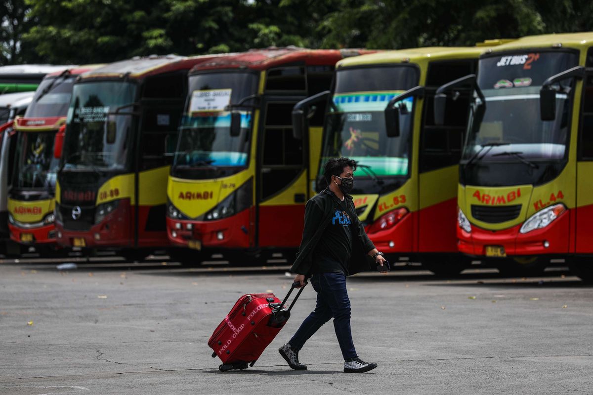 Calon penumpang bersiap naik bus di Terminal Kalideres, Jakarta Barat.
