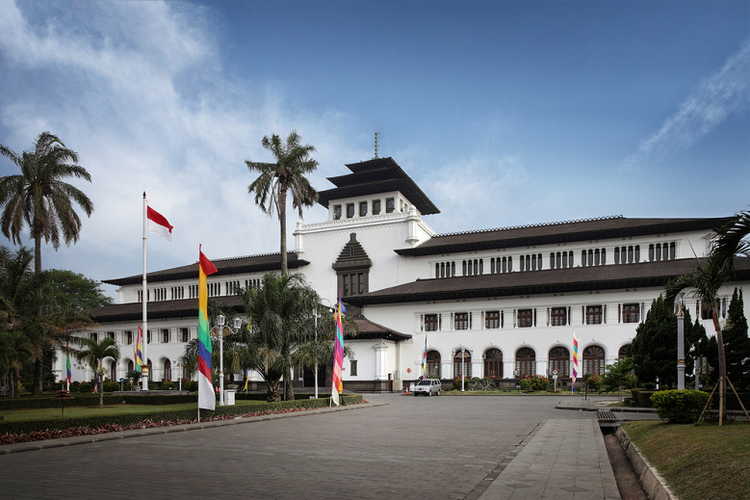Ikon Kota Bandung Gedung Sate. Destinasi ini bisa menjadi salah satu tempat wisata dekat Stasiun Bandung.