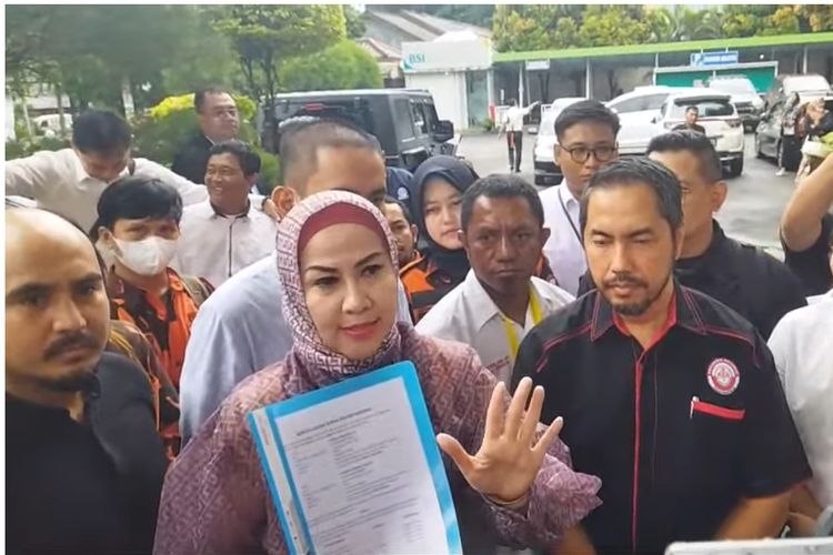 Artis Venna Melinda dan kuasa hukum Ferry Irawan, Sunan Kalijaga, saat ditemui di Pengadilan Agama Jakarta Selatan pada Kamis (23/2/2023).