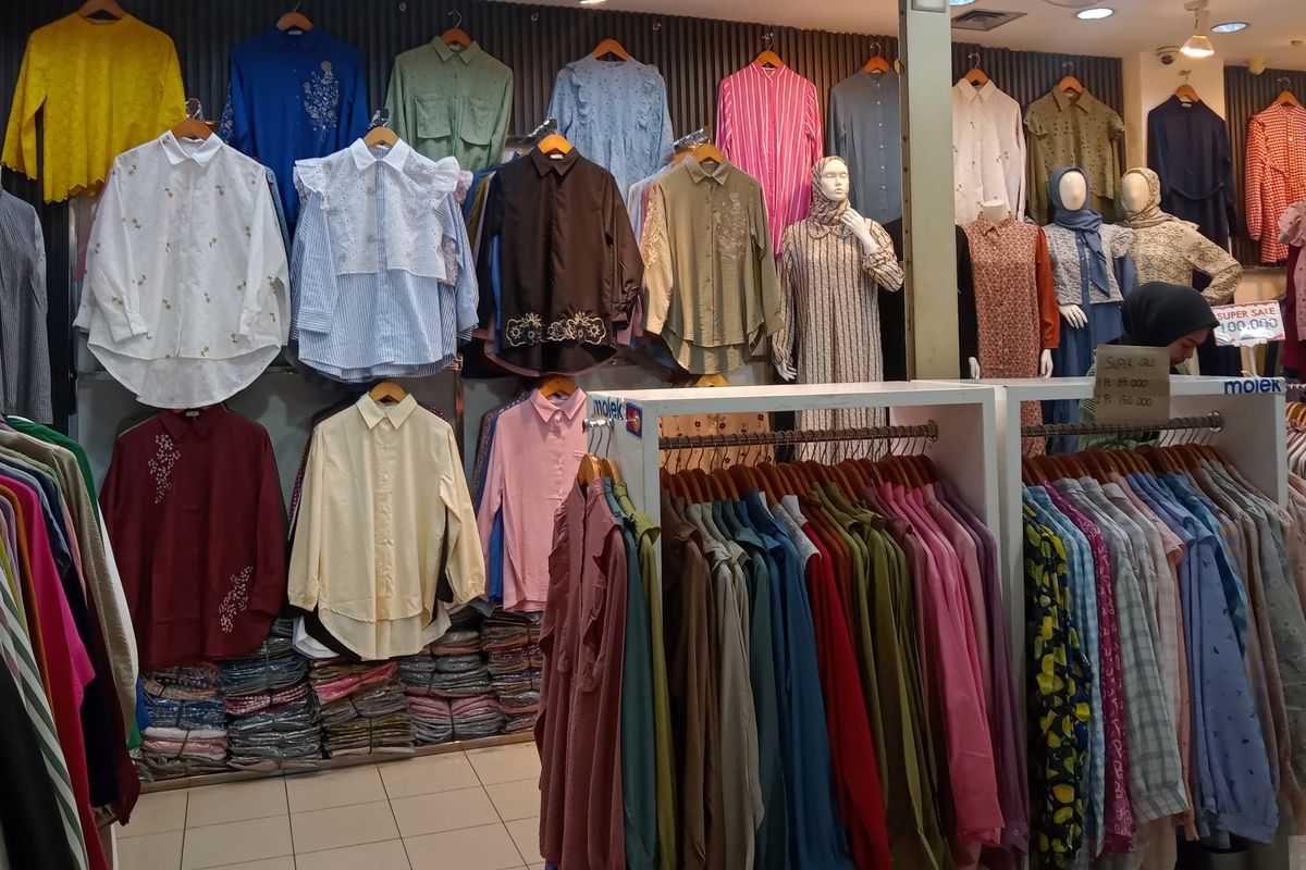 Salah satu toko yang menjual fesyen muslim untuk perempuan di ITC Kuningan, Jakarta Selatan.